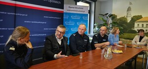 Zdjęcie przedstawia spotkanie Komendanta Wojewódzkiego Policji w Opolu z młodzieżą z programu "Przyszłość a Ty"