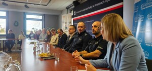 Zdjęcie przedstawia spotkanie Komendanta Wojewódzkiego Policji w Opolu z młodzieżą z programu "Przyszłość a Ty"