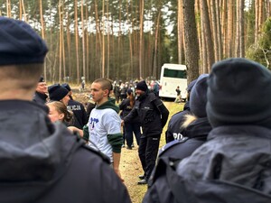 Zdjęcie przedstawia wydarzenie związane z jubileuszem 100-lecia dzielnicowych, którzy z tej okazji posadzili symboliczne 100 sadzonek w lesie.