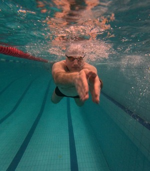 Zdjęcie przedstawia zawody pływackie.