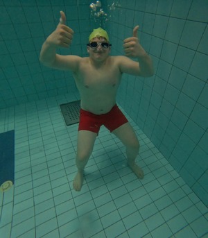 Zdjęcie przedstawia zawody pływackie.