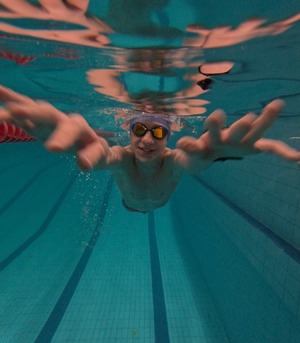 Zdjęcie przedstawia zawody pływackie.