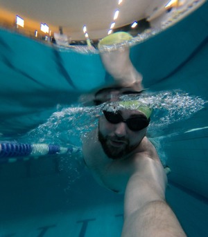 Zdjęcie przedstawia zawody pływackie.