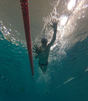 Zdjęcie przedstawia zawody pływackie.