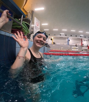 Zdjęcie przedstawia zawody pływackie.