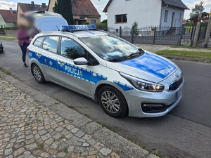 Zdjęcie przedstawia pojazdy i miejsce zdarzenia drogowego.