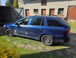 Zdjęcie przedstawia pojazd.