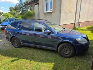 Zdjęcie przedstawia pojazd.
