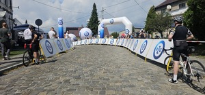 Zdjęcie przedstawia zabezpieczenie wyścigu kolarskiego.