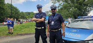 Zdjęcie przedstawia zabezpieczenie wyścigu kolarskiego.