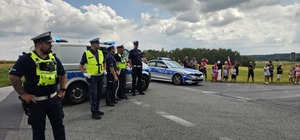 Zdjęcie przedstawia zabezpieczenie wyścigu kolarskiego.