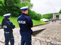 Zdjęcie przedstawia policjantów zabezpieczających uroczystość na Górze św. Anny, w tle Pomnik Czynu Powstańczego.