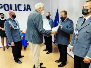 Zdjęcie przedstawia wręczenie nagród policjantom przez Pana Starostę Strzeleckiego Józefa Swaczyna.