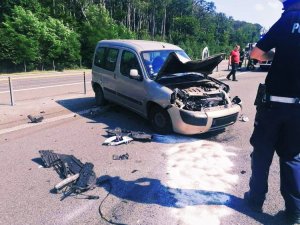 Zdjęcie przedstawia samochód biorący udział w wypadku drogowym na autostradzie A4.