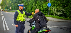 Zdjęcie przedstawia policjanta w trakcie przeprowadzania kontroli trzeźwości.