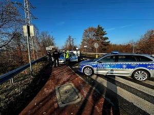 radiowóz i samochód kierowcy, który uciekał przed policjantami na drodze